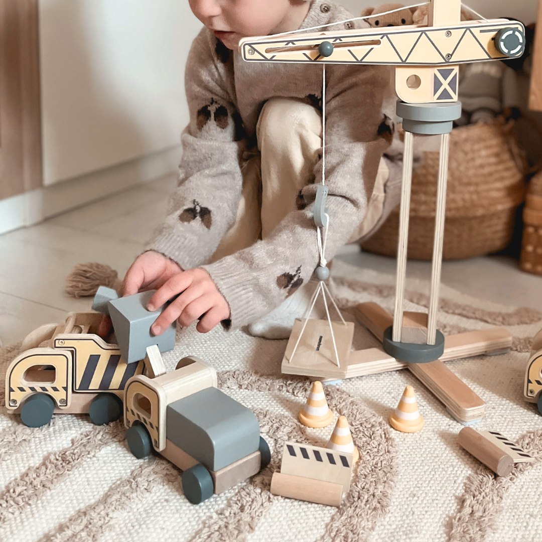 Cantiere in legno con gru mobili e veicoli di grandi dimensioni, gru a torre