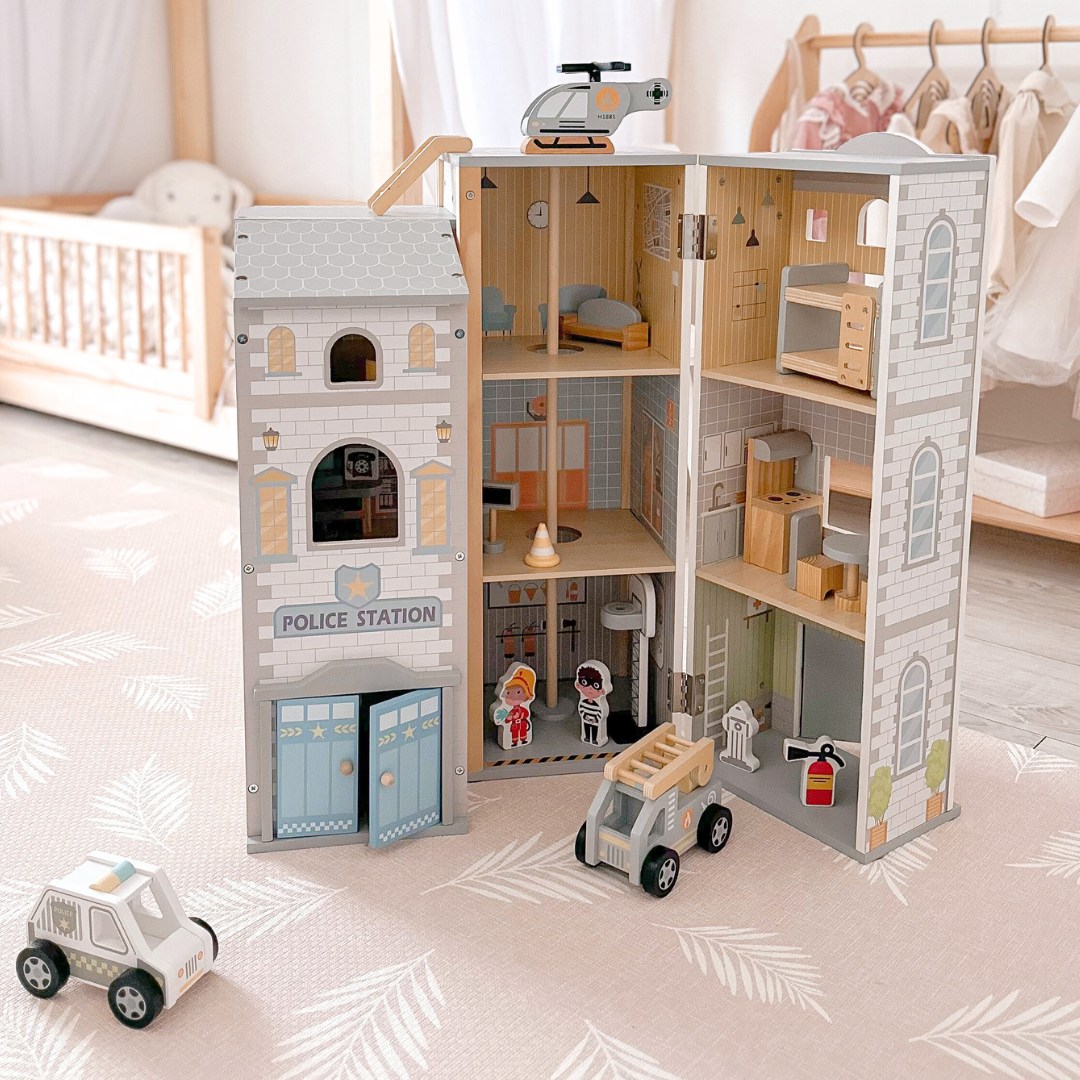 Grande stazione dei pompieri pieghevole con stazione di polizia - set in legno. Stazione dei pompieri e stazione di polizia con accessori.