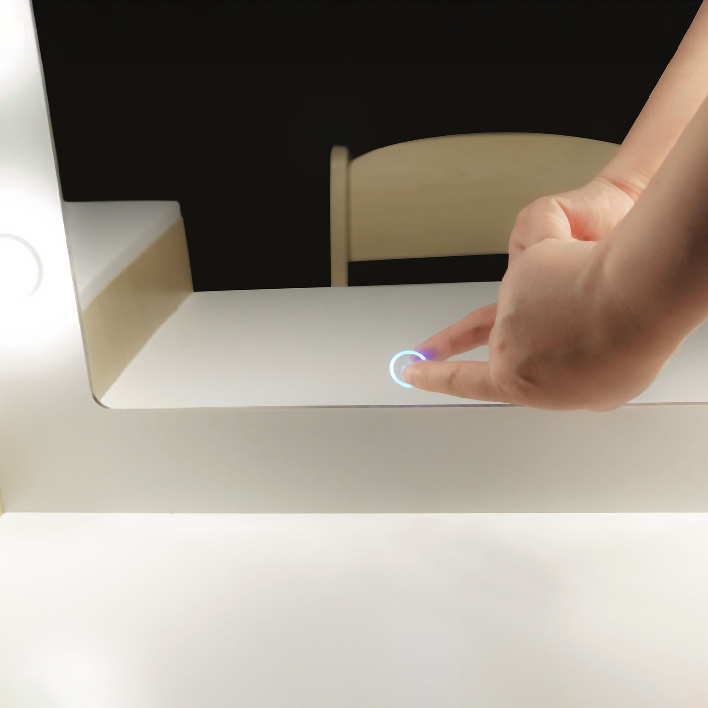 Tavolino da toeletta per bambini in legno con sedia, accessori e illuminazione a LED