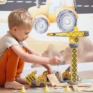 Cantiere in legno con gru mobili e veicoli di grandi dimensioni, gru a torre