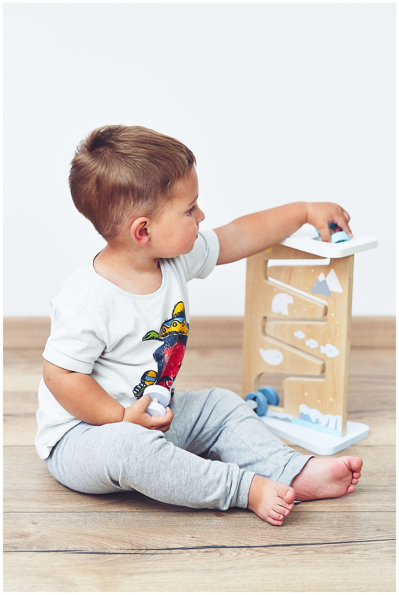 Tavola di legno per la manipolazione sensoriale su due lati