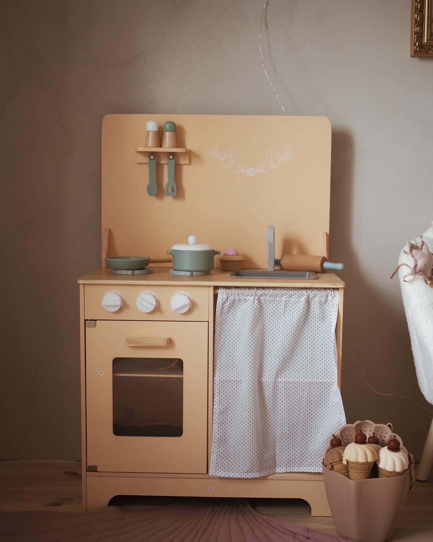 Cucina in legno con grembiule, accessori e illuminazione a LED