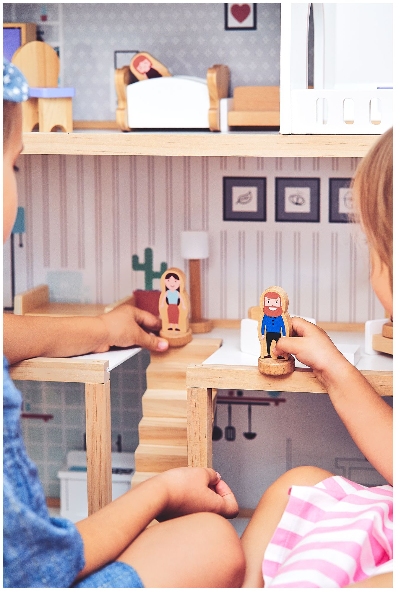 Casa delle bambole in legno bianco con accessori 18 pezzi.