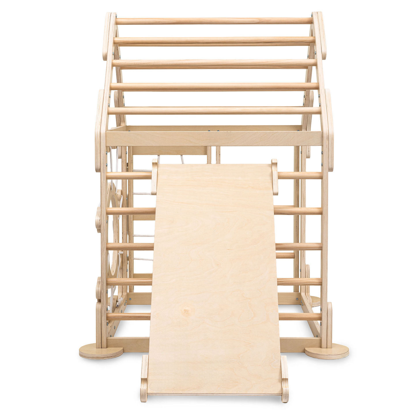 Parco giochi in legno al coperto per bambini: una casa con scale e uno scivolo