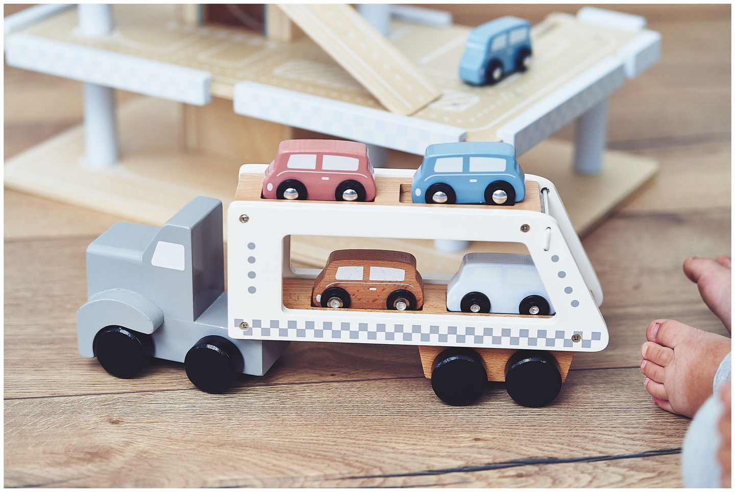 Camion-rimorchio in legno con 4 autovetture