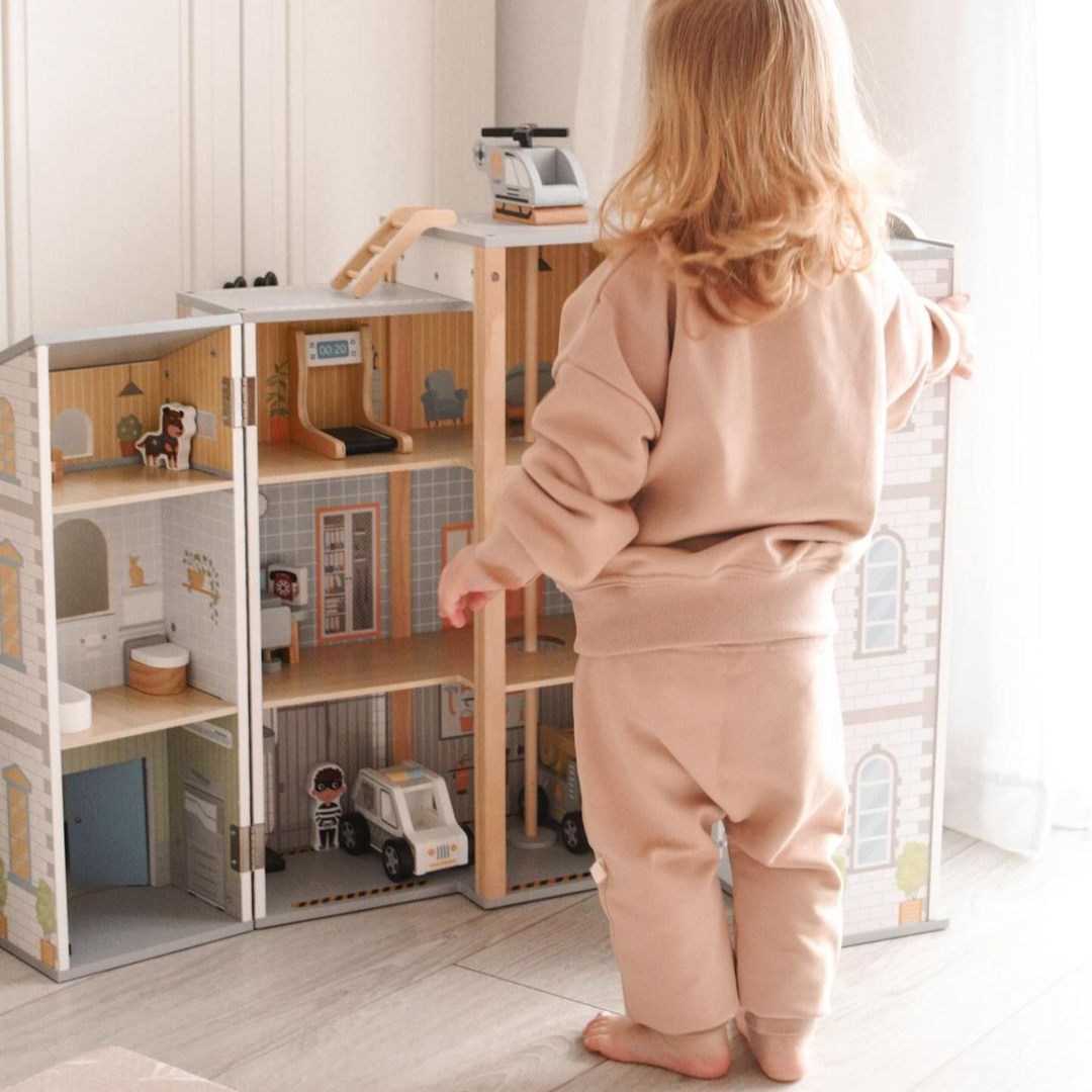 Grande stazione dei pompieri pieghevole con stazione di polizia - set in legno. Stazione dei pompieri e stazione di polizia con accessori.