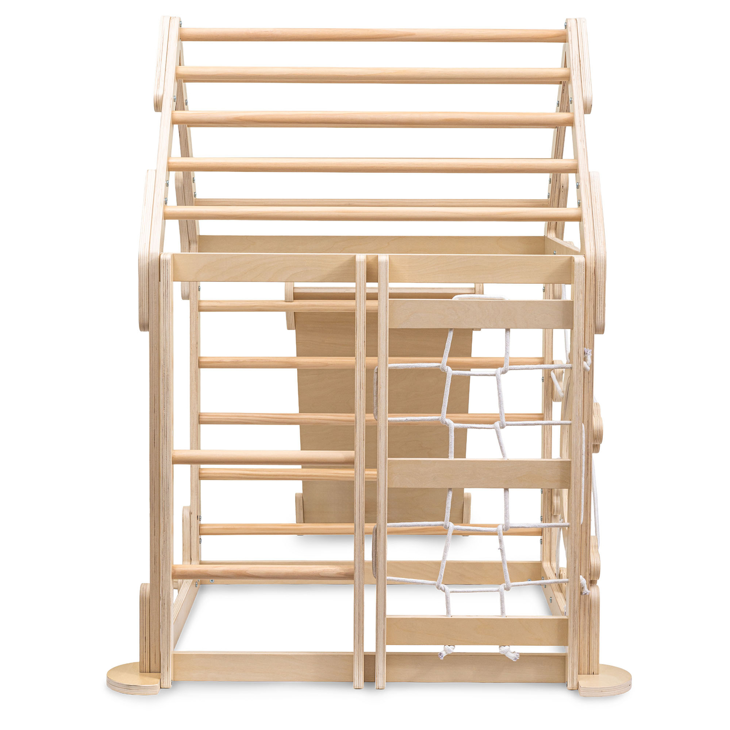 Parco giochi in legno al coperto per bambini: una casa con scale e uno scivolo