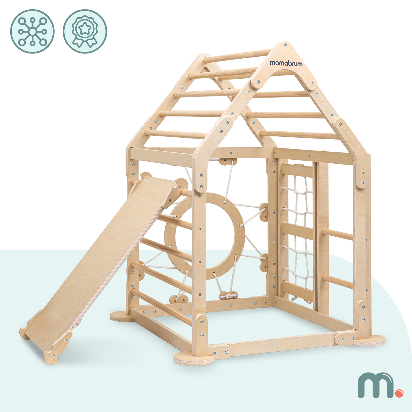 Parco giochi in legno al coperto per bambini: una casa con scale e uno scivolo