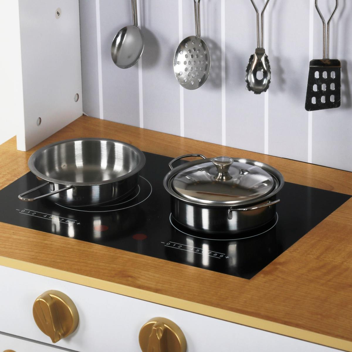 Cucina bianca in legno con accessori e grembiule