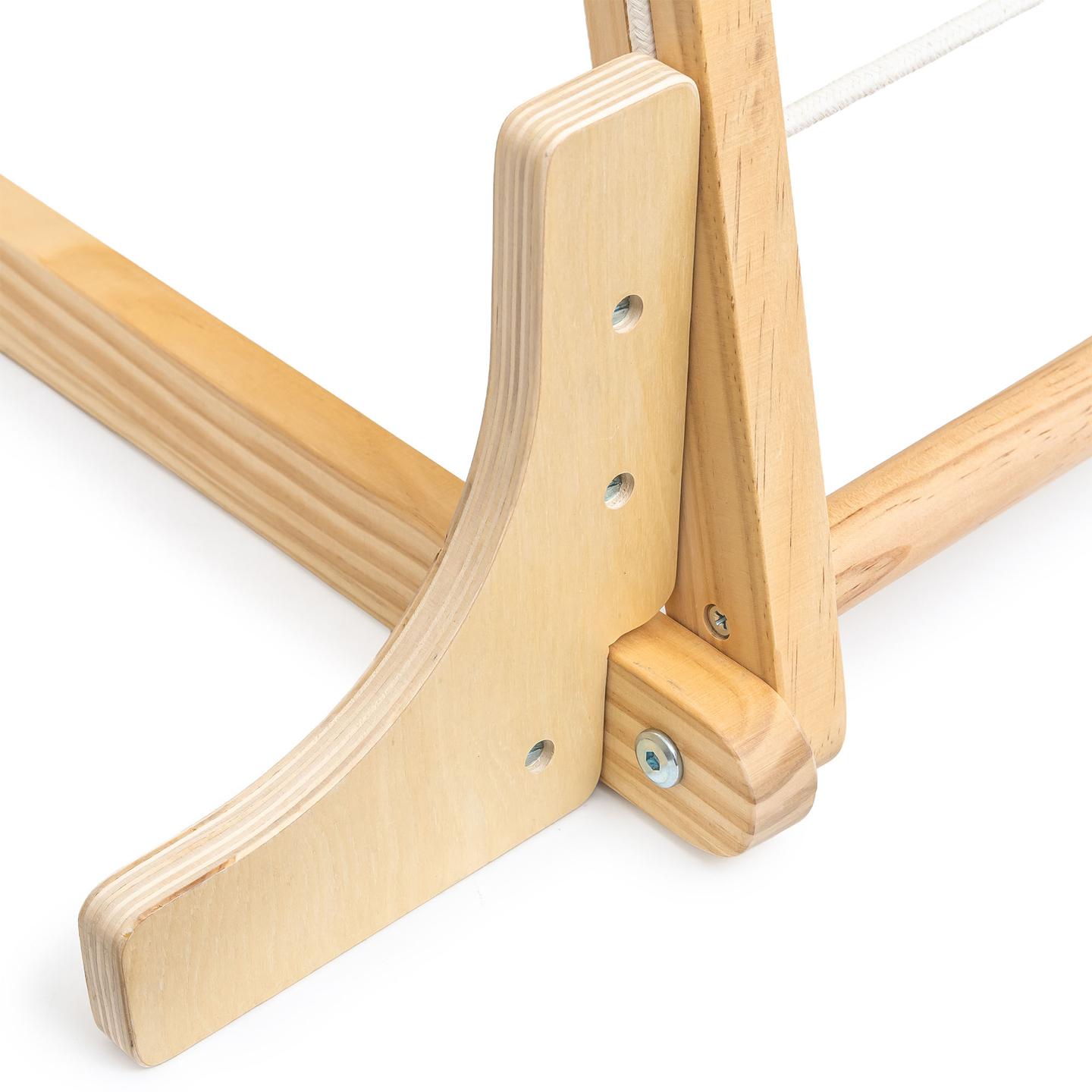 Parco giochi in legno al coperto con altalena, anelli da ginnastica e rete da arrampicata