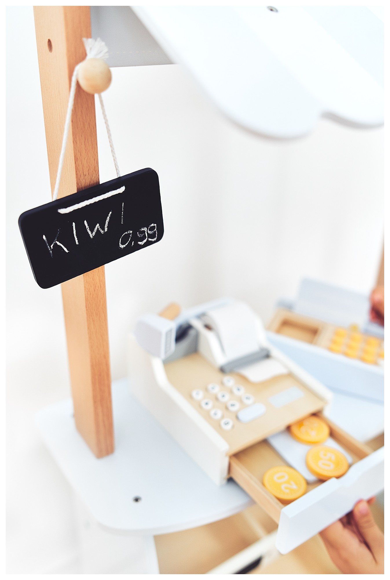 Negozio di verdure - bancarella in legno con casse, registratore di cassa e terminale