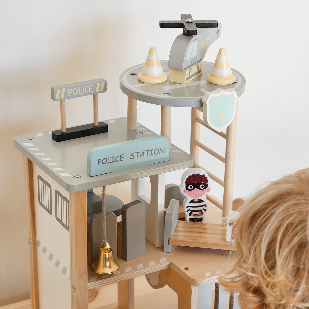 Stazione di polizia in legno con accessori