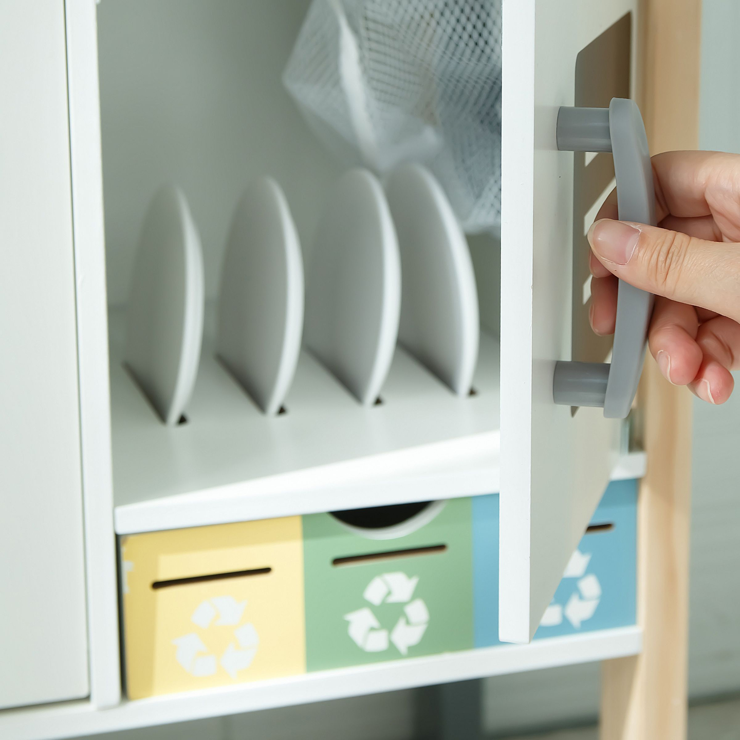 Cucina interattiva con lavatrice, lavastoviglie e lavagna