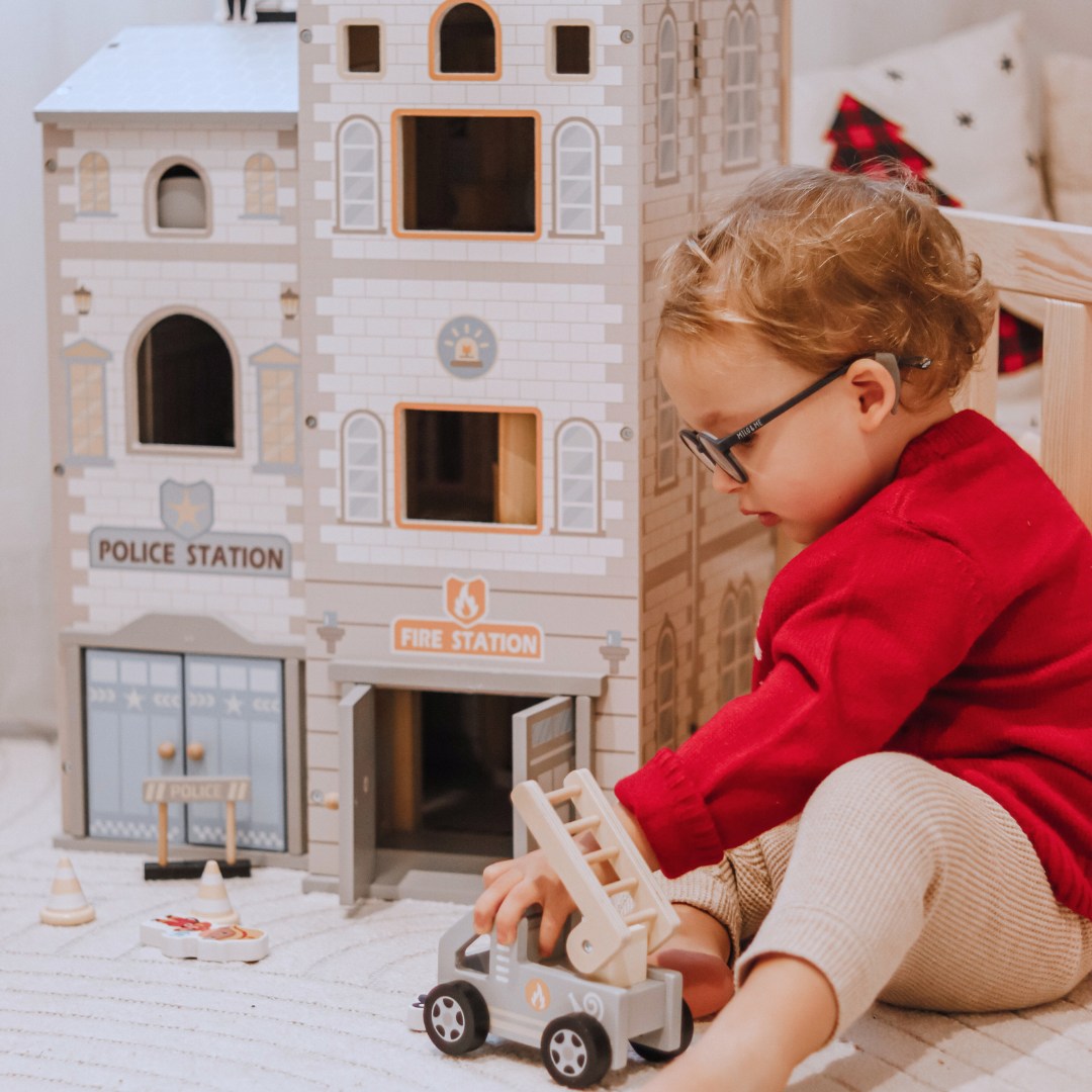 Grande stazione dei pompieri pieghevole con stazione di polizia - set in legno. Stazione dei pompieri e stazione di polizia con accessori.
