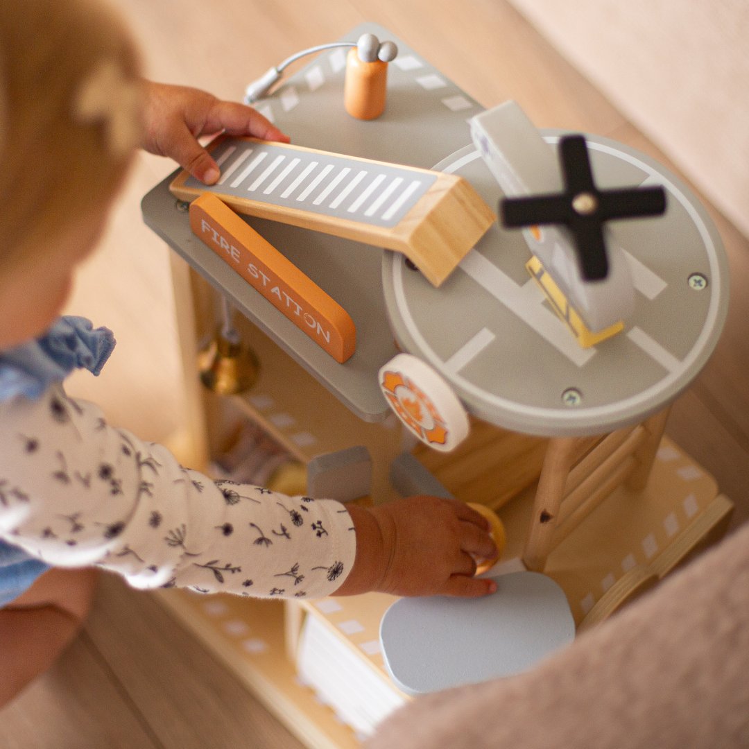 Stazione dei pompieri in legno con accessori, vigili del fuoco