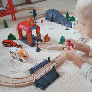 Treno in legno, treno a batteria - Vigili del fuoco, binari, automobili, ponti, barriera