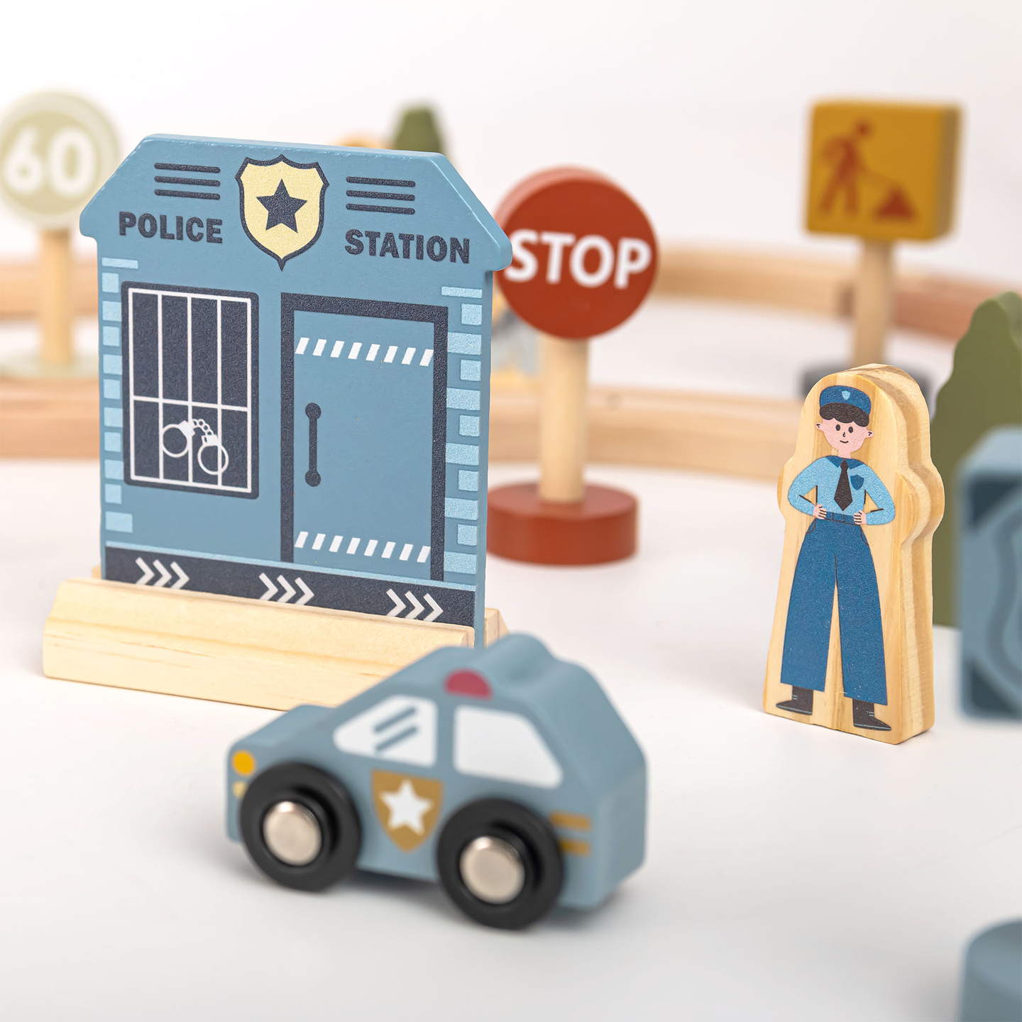 Ferrovia urbana in legno con treno elettrico - gru mobile, nave, ponti