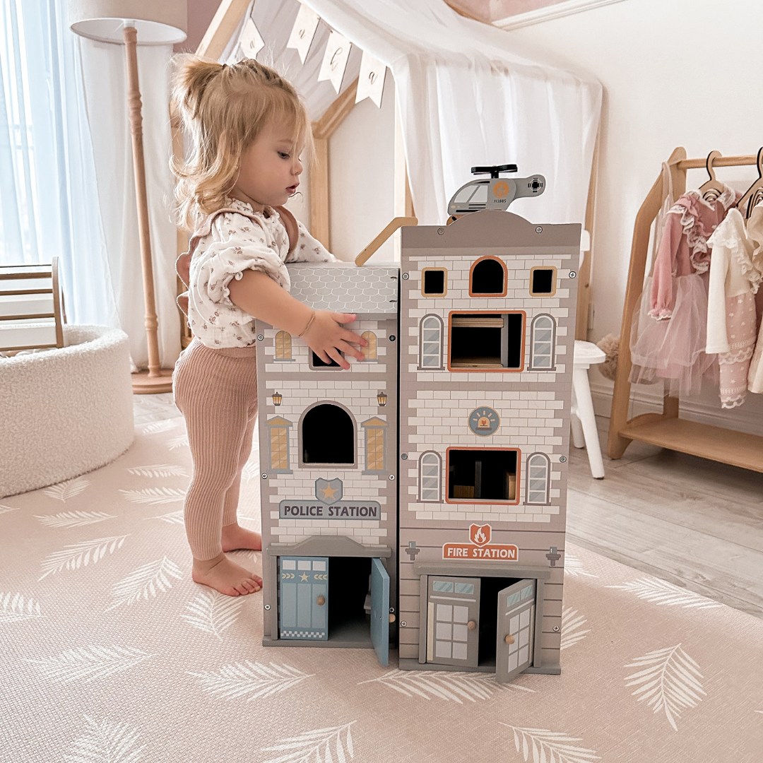 Grande stazione dei pompieri pieghevole con stazione di polizia - set in legno. Stazione dei pompieri e stazione di polizia con accessori.