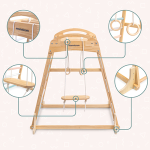 Parco giochi in legno al coperto con altalena, anelli da ginnastica e rete da arrampicata