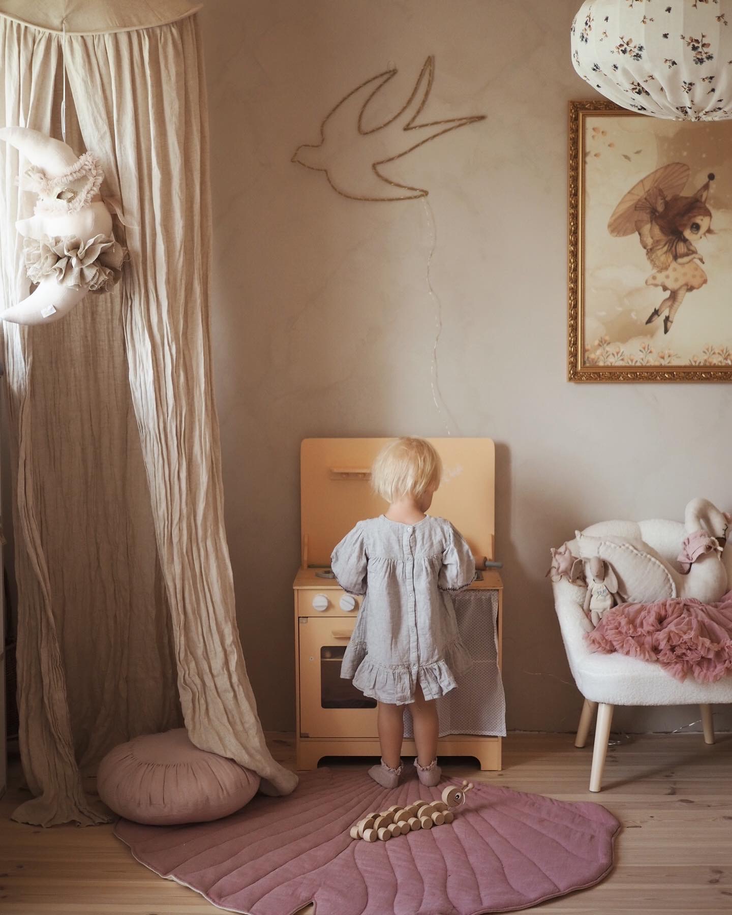 Cucina in legno con grembiule, accessori e illuminazione a LED