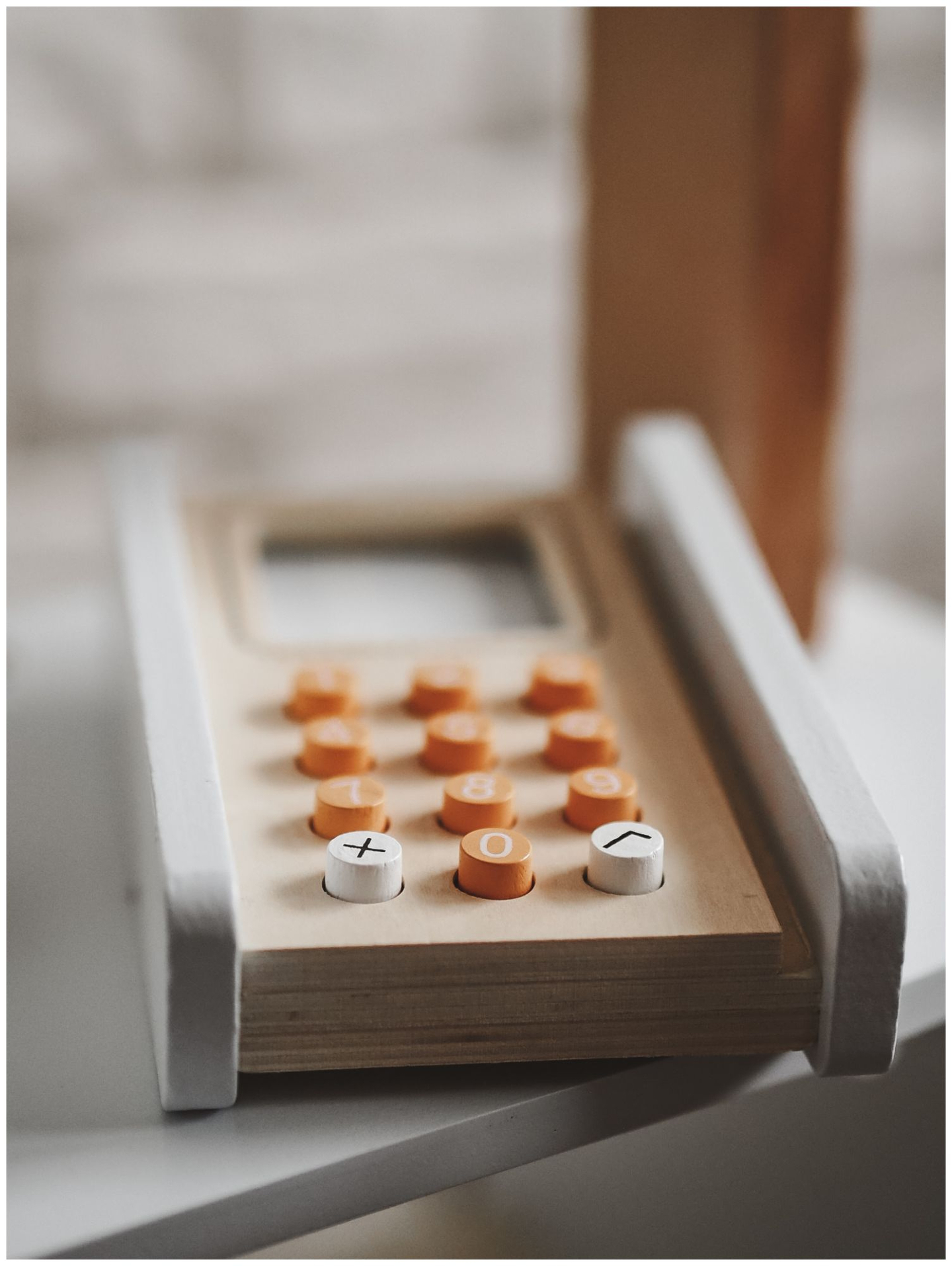 Negozio di verdure - bancarella in legno con casse, registratore di cassa e terminale