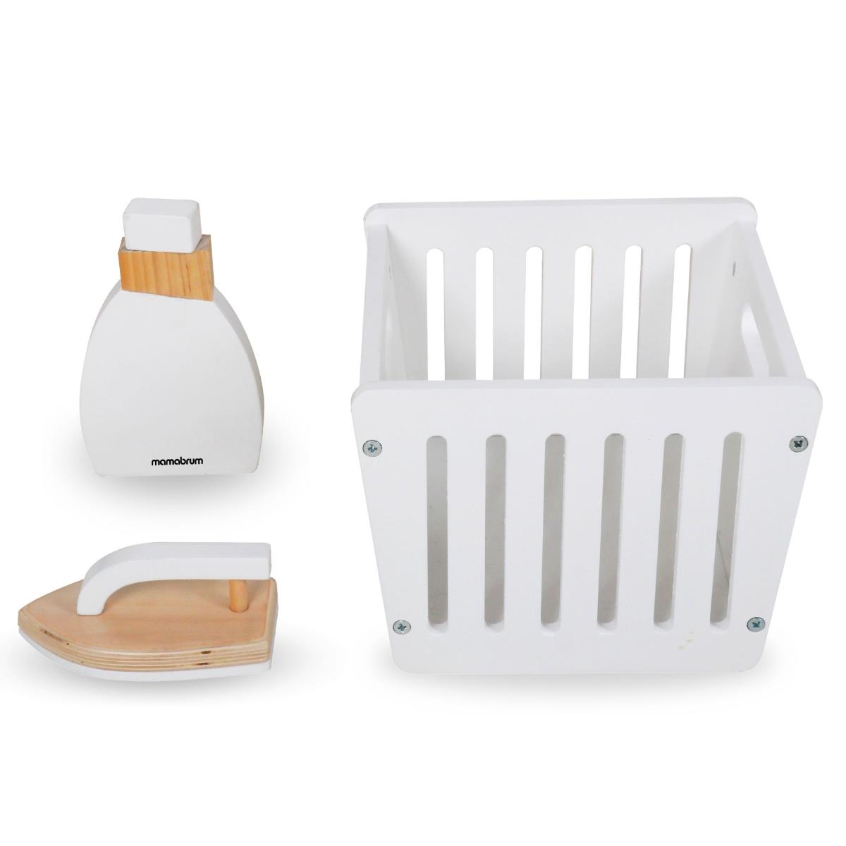 Lavatrice in legno con ferro da stiro, cesto e detersivo