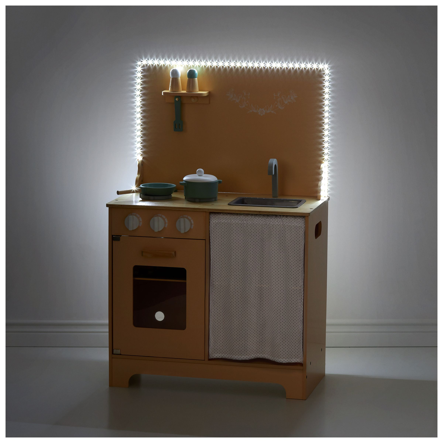 Cucina in legno con grembiule, accessori e illuminazione a LED
