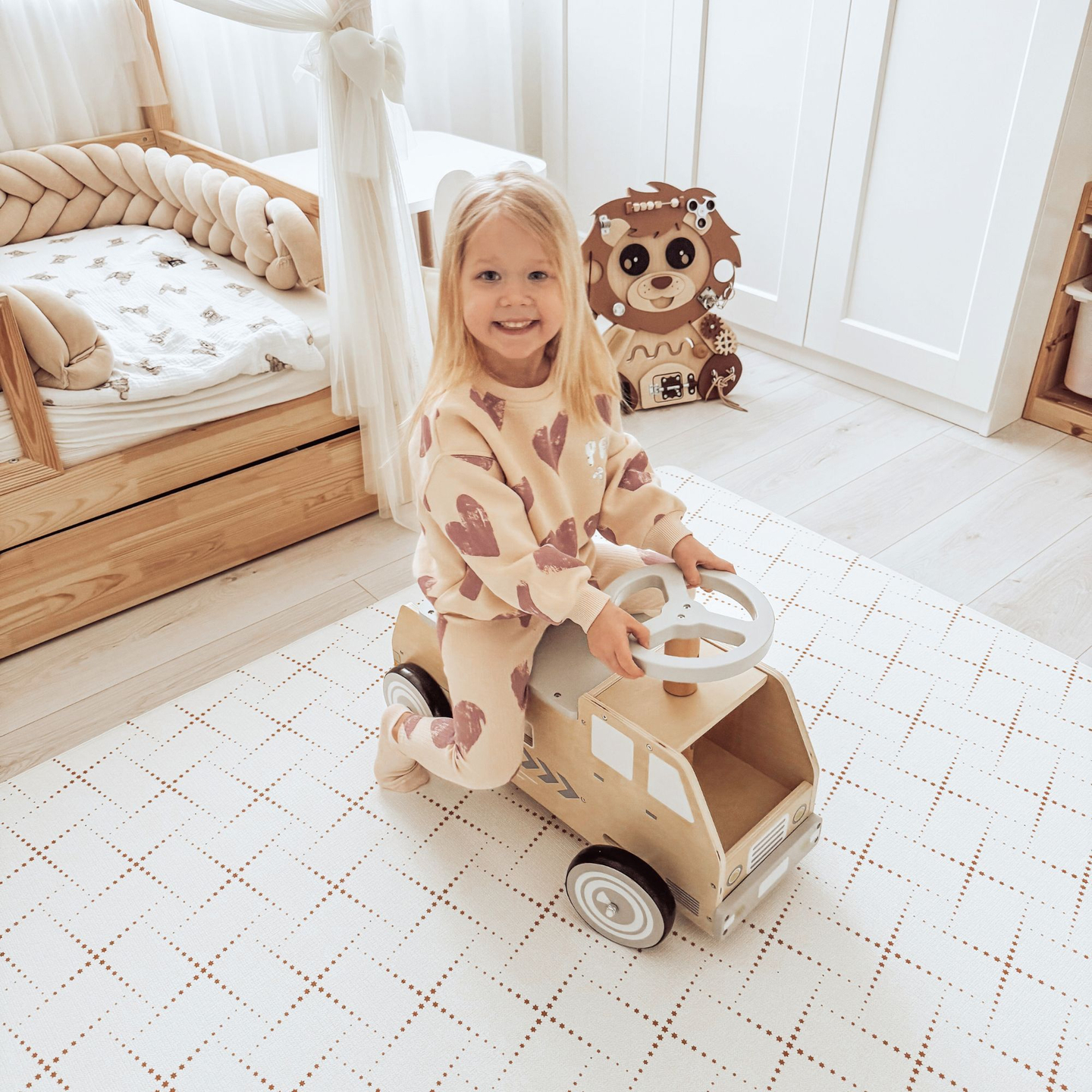 Bicicletta di legno, auto, auto con blocchi