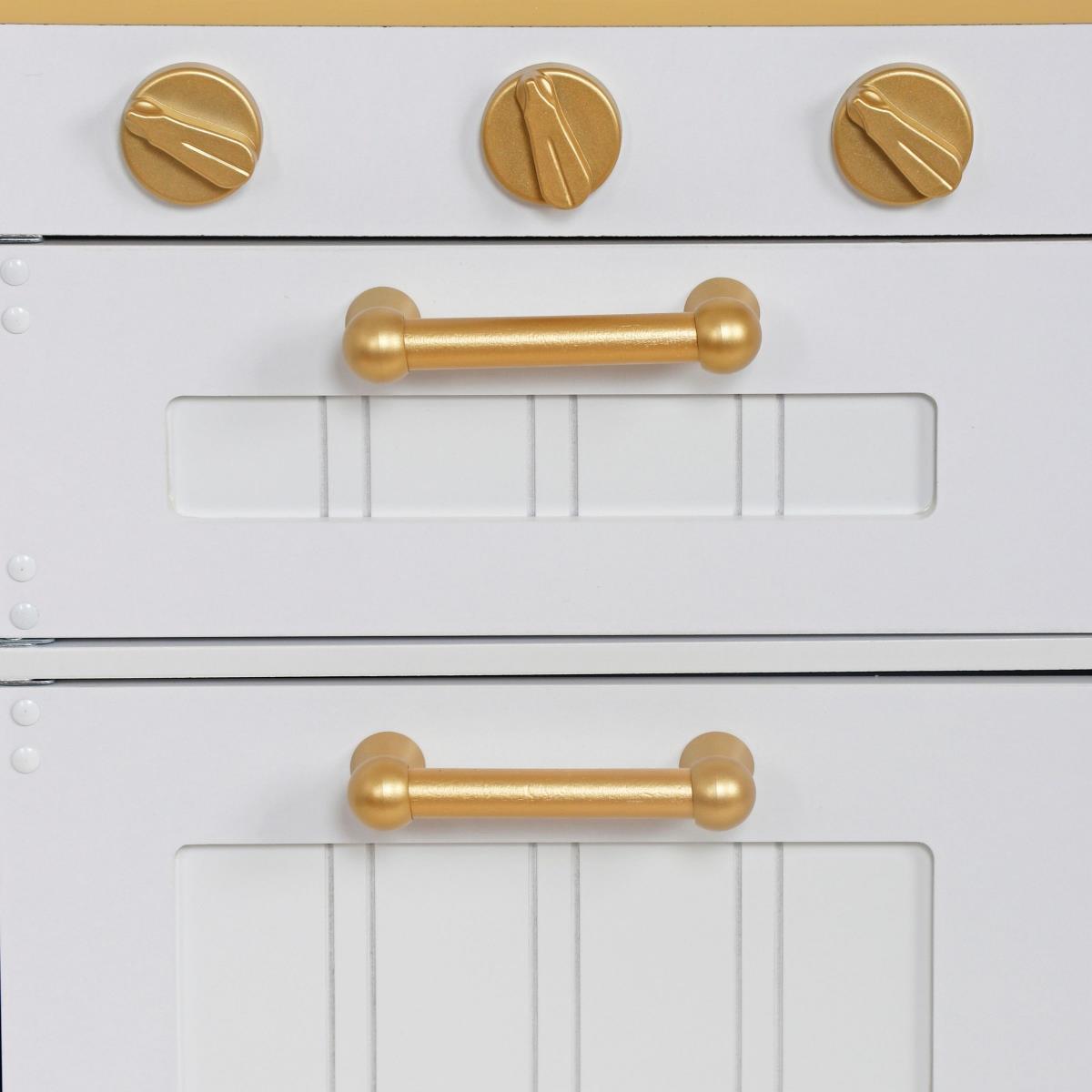 Cucina bianca in legno con accessori e grembiule