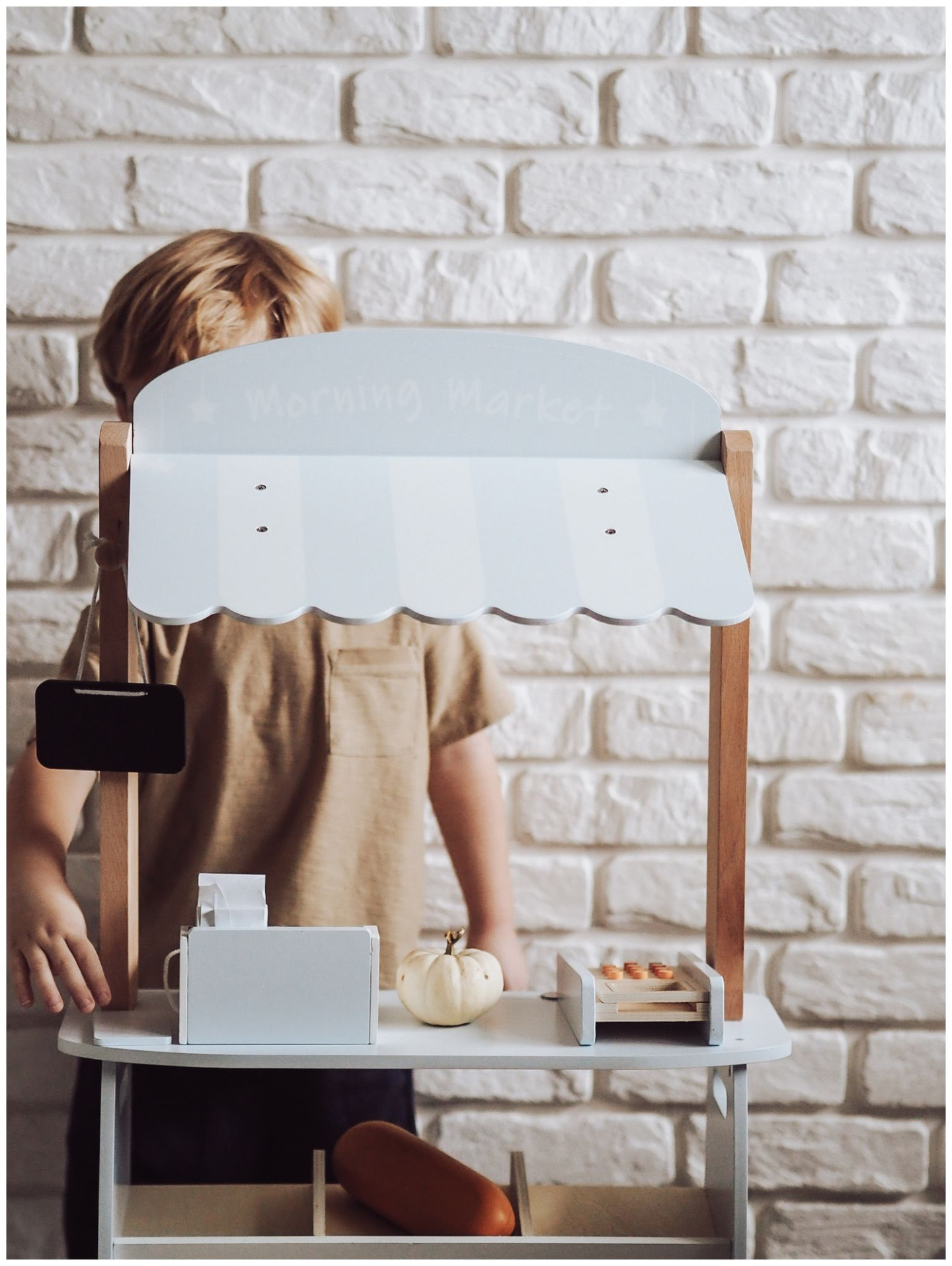 Negozio di verdure - bancarella in legno con casse, registratore di cassa e terminale