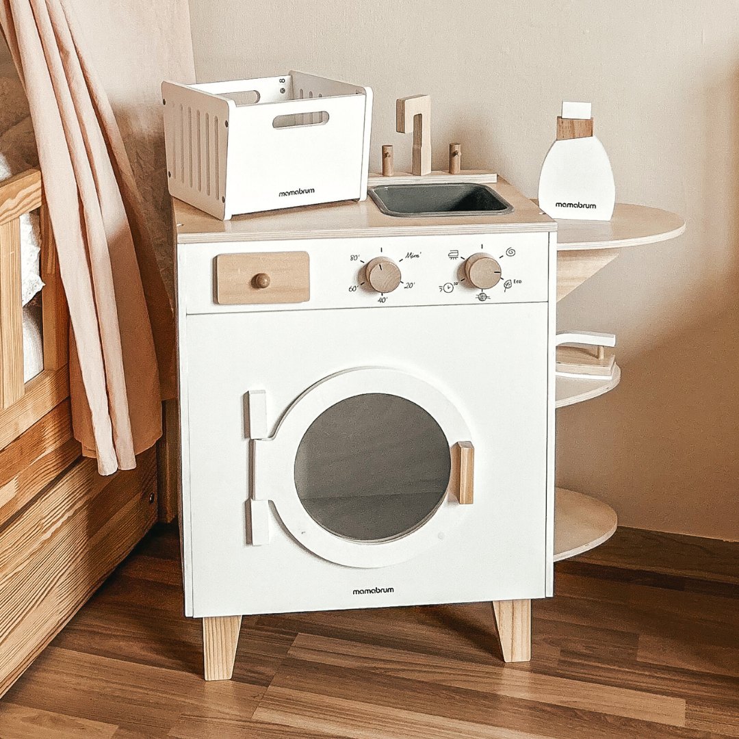 Lavatrice in legno con ferro da stiro, cesto e detersivo