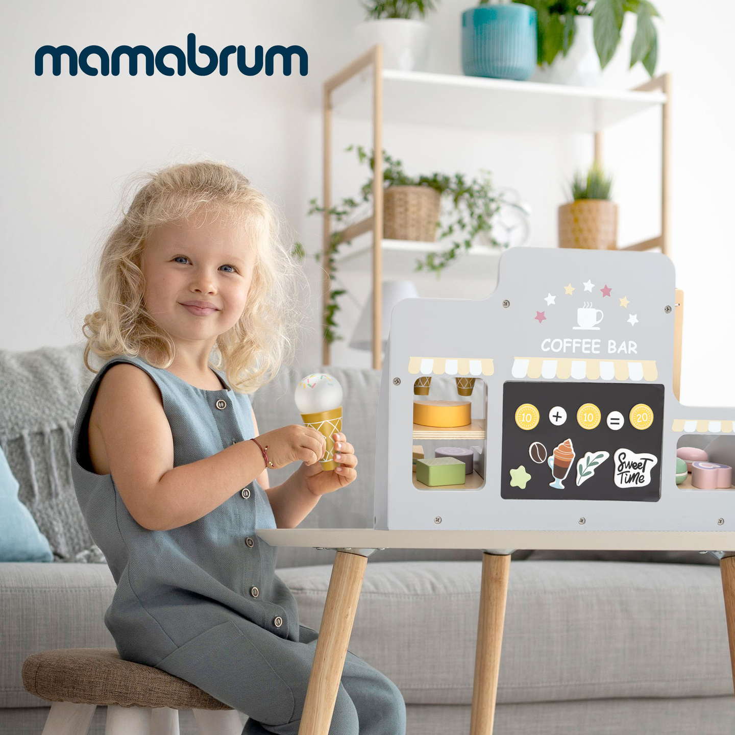 Una grande gelateria in legno con lavagna magnetica, macchina del caffè e set di gelati e dessert - oltre 70 pezzi!