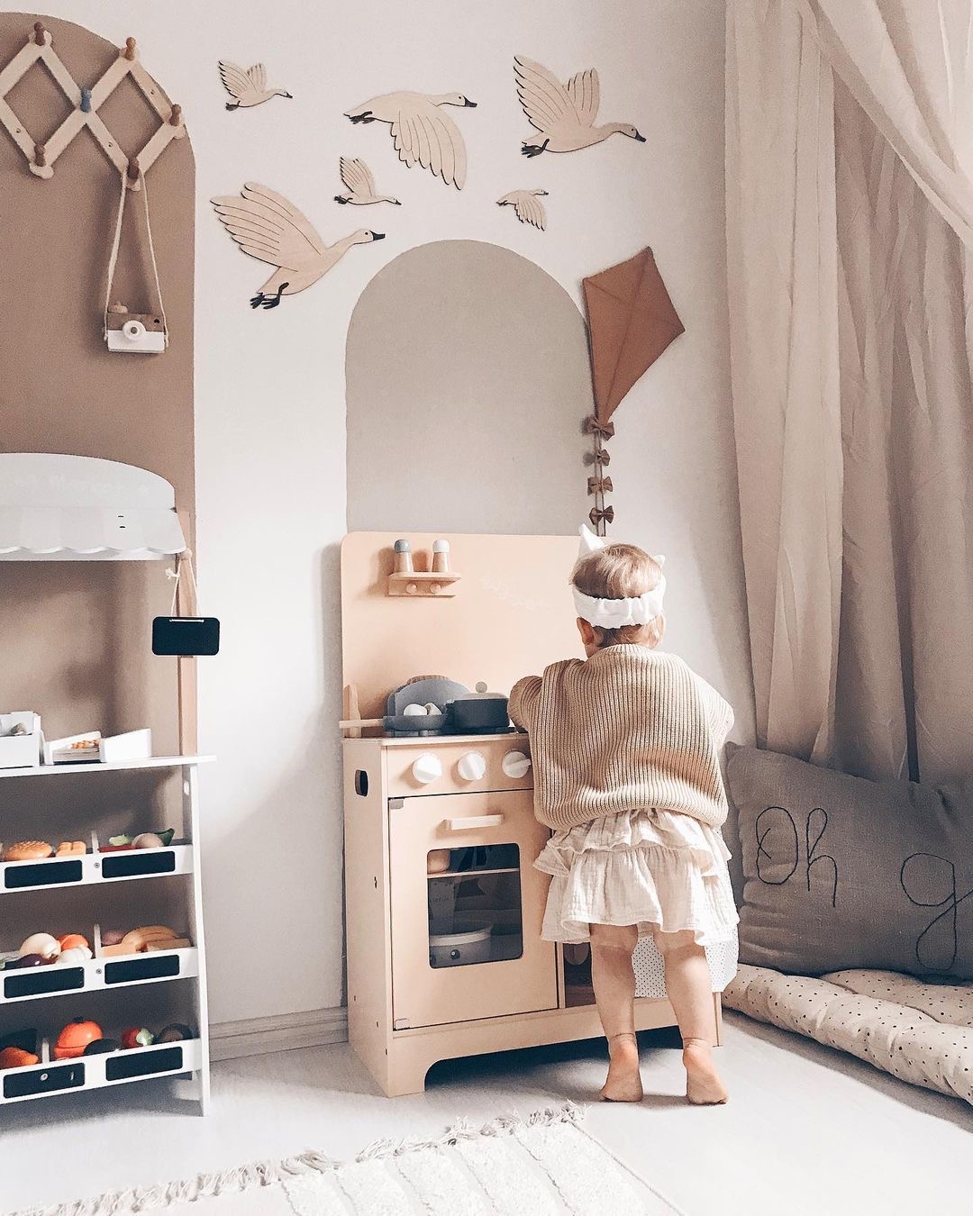 Cucina in legno con grembiule, accessori e illuminazione a LED