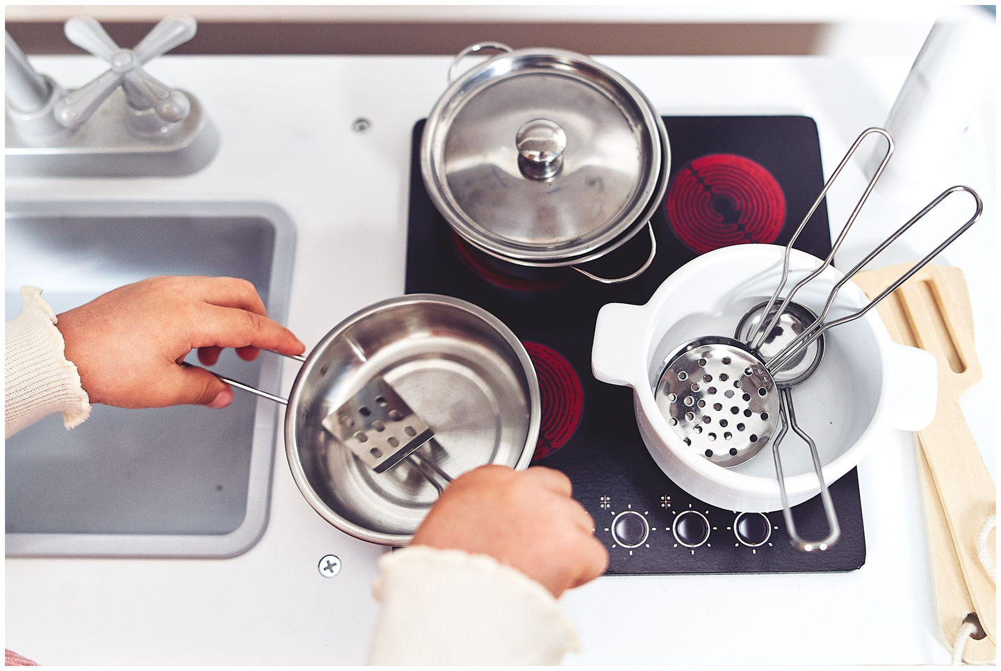 Grandi accessori da cucina in legno bianco e grembiule