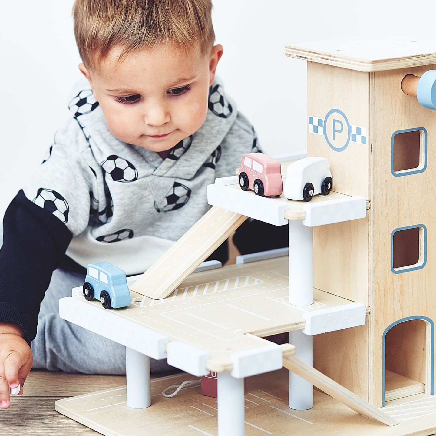 Parcheggio in legno a tre piani con ascensore - garage con auto ed elicottero