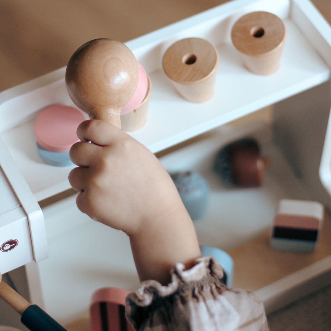 Gelateria in legno con macchina da caffè - caffetteria con accessori
