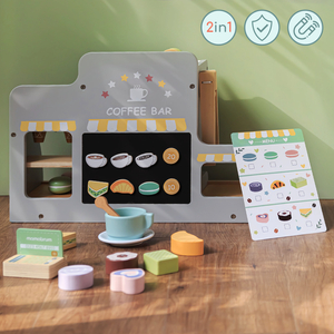 Una grande gelateria in legno con lavagna magnetica, macchina del caffè e set di gelati e dessert - oltre 70 pezzi!