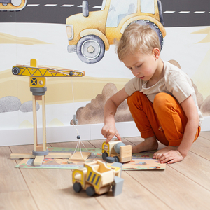 Cantiere in legno con gru mobili e veicoli di grandi dimensioni, gru a torre