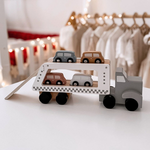 Camion-rimorchio in legno con 4 autovetture