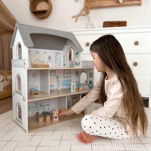 Casa delle bambole in legno bianco con terrazza e accessori