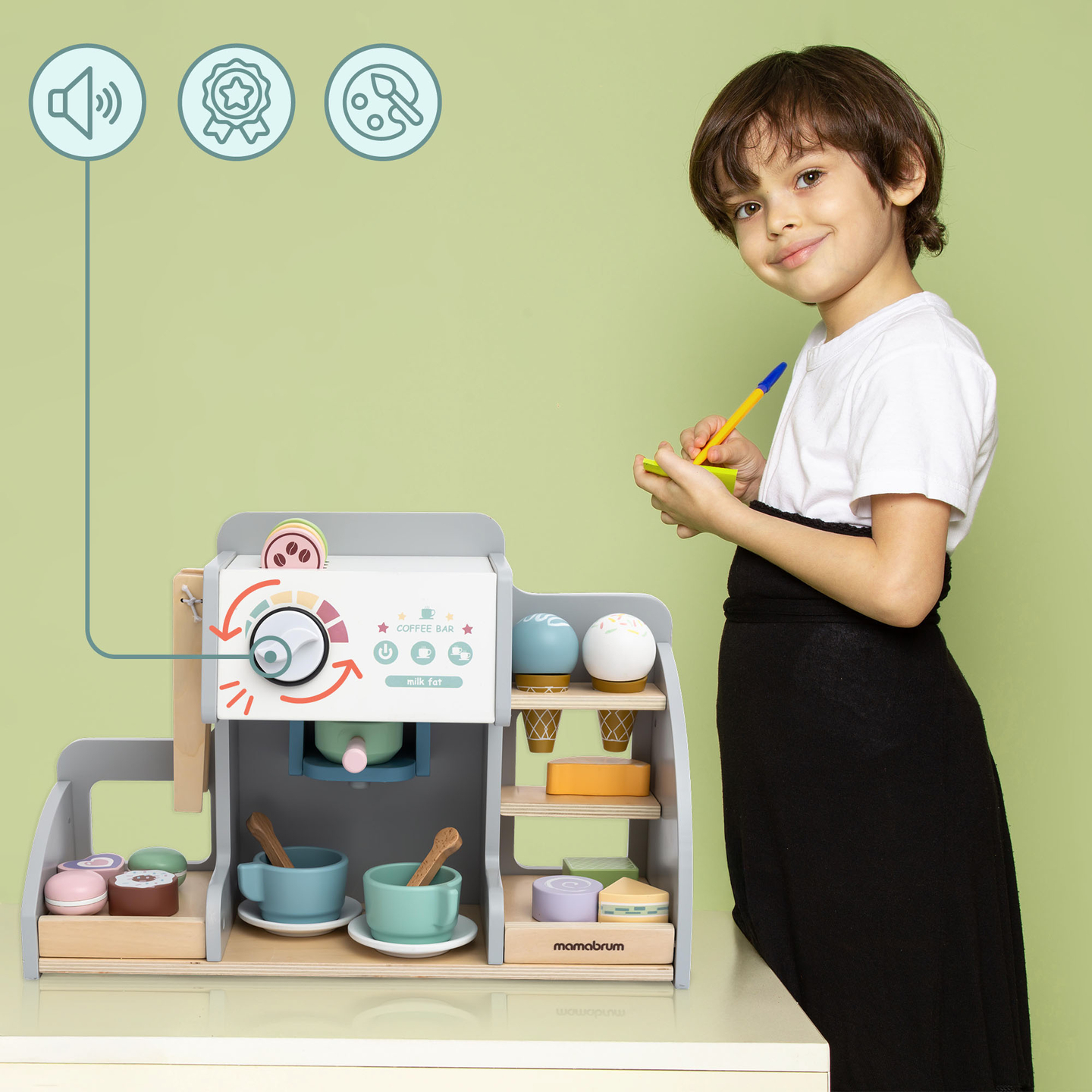 Una grande gelateria in legno con lavagna magnetica, macchina del caffè e set di gelati e dessert - oltre 70 pezzi!