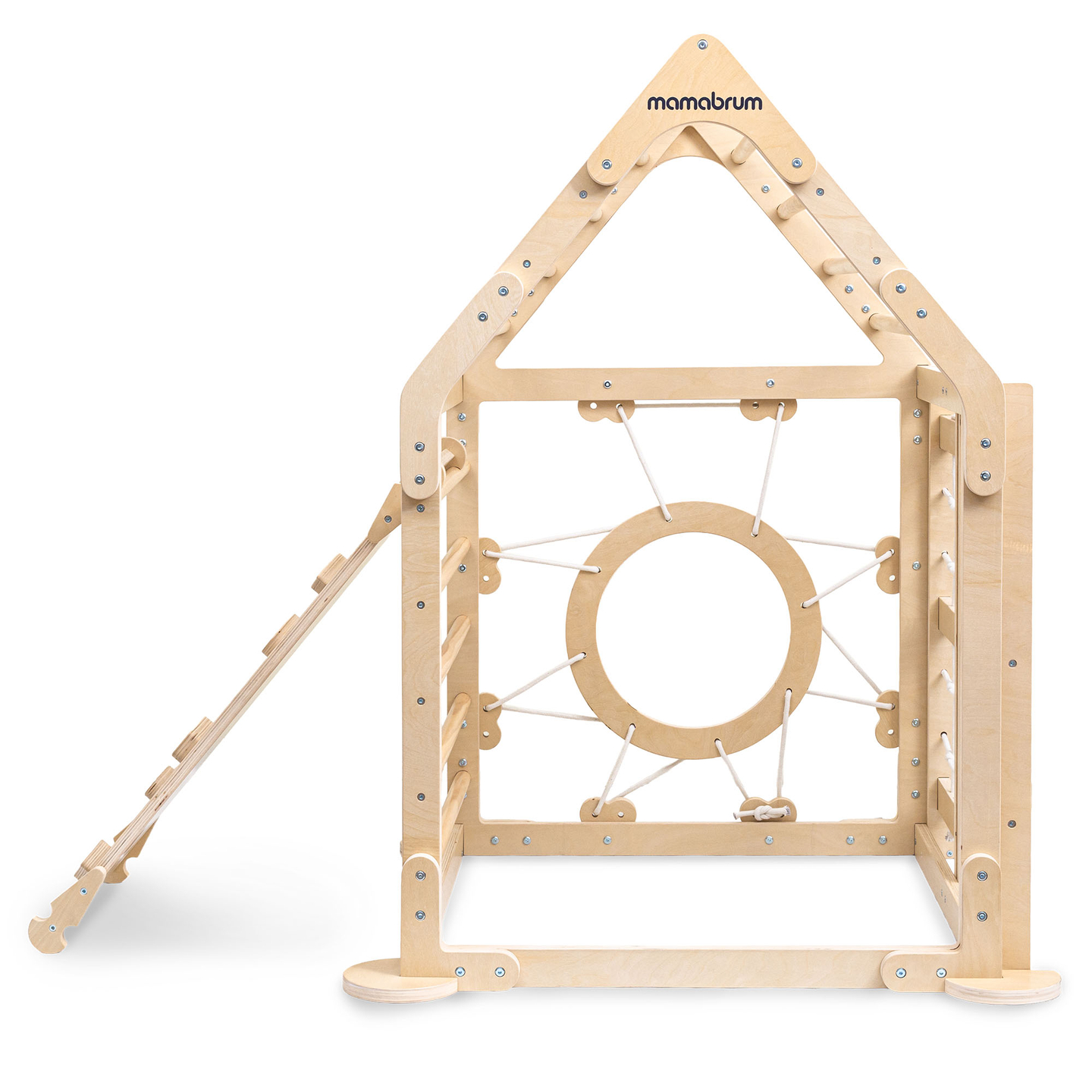 Parco giochi in legno al coperto per bambini: una casa con scale e uno scivolo