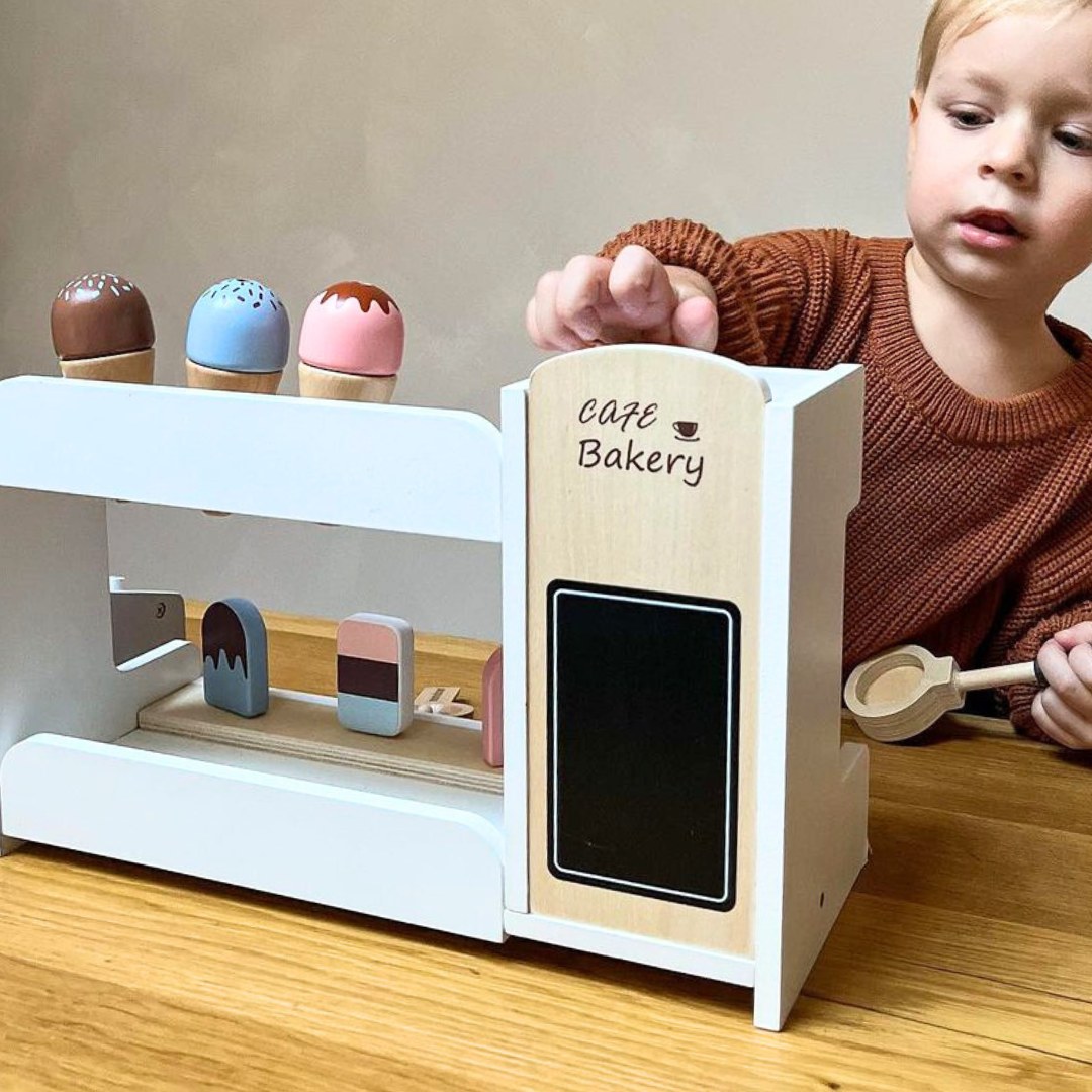 Gelateria in legno con macchina da caffè - caffetteria con accessori