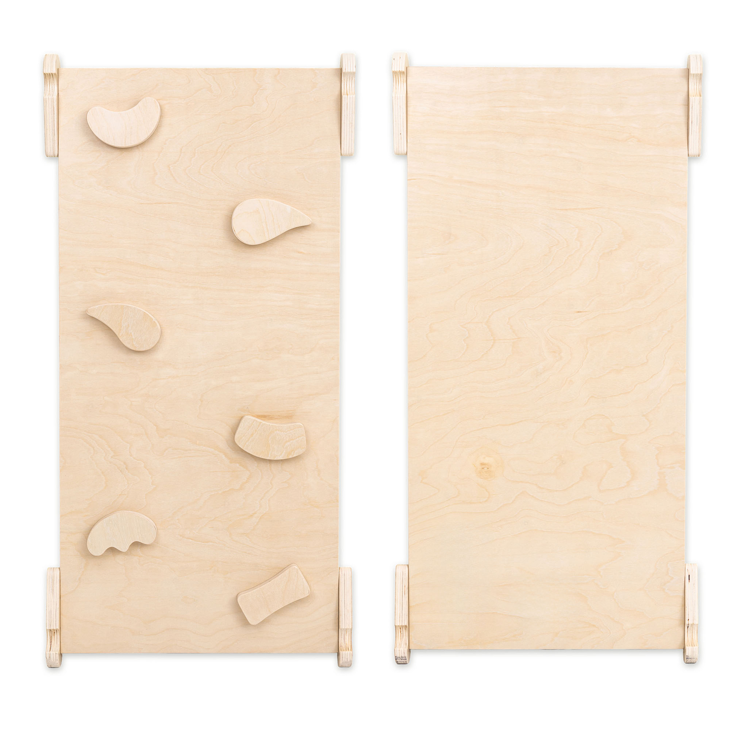 Parco giochi in legno al coperto per bambini: una casa con scale e uno scivolo