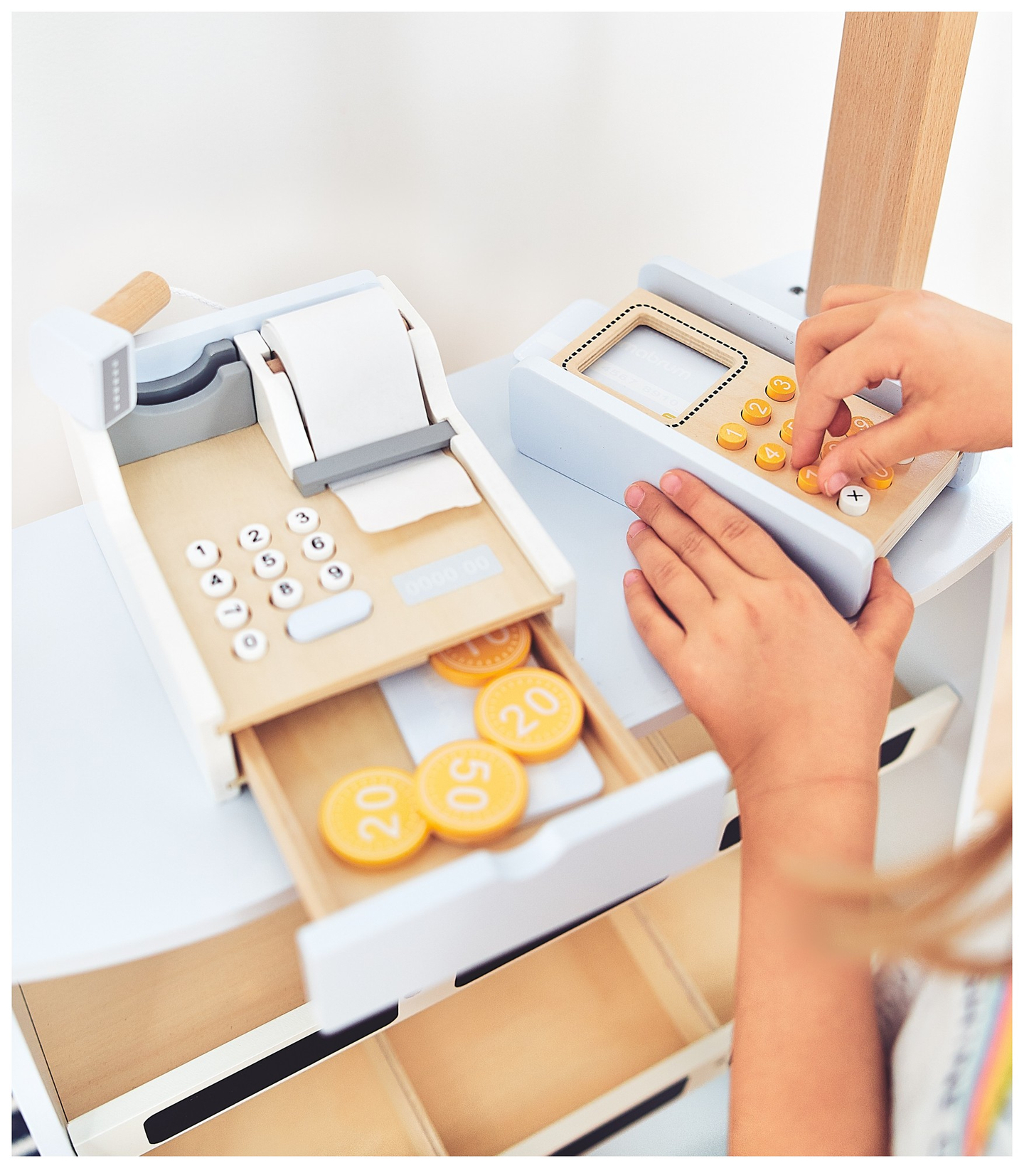 Negozio di verdure - bancarella in legno con casse, registratore di cassa e terminale