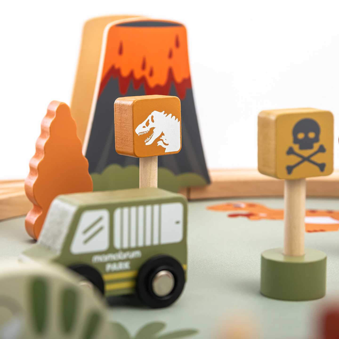 Trenino in legno Dino Park con tappetino antiscivolo - dinosauri, treno, binari, vulcano, campana