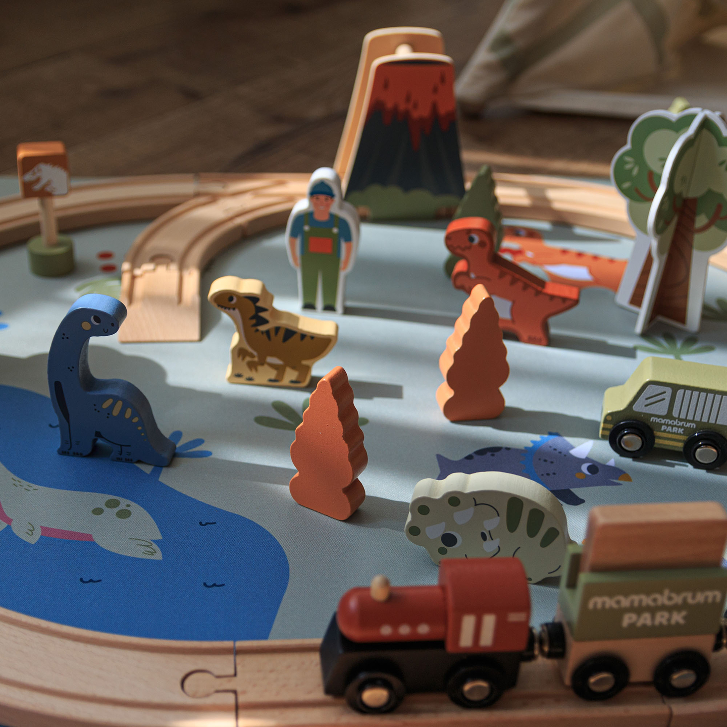 Trenino in legno Dino Park con tappetino antiscivolo - dinosauri, treno, binari, vulcano, campana