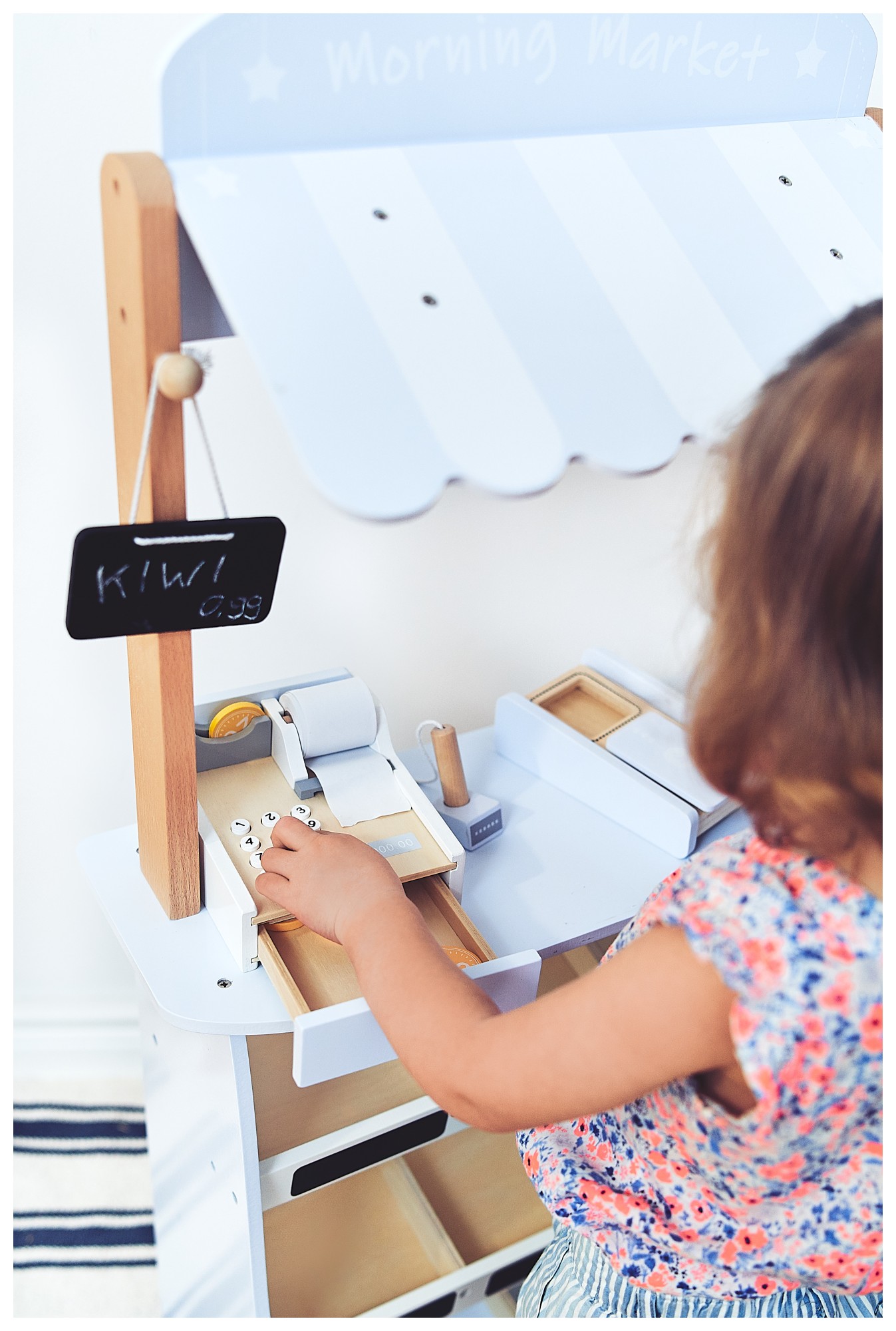 Negozio di verdure - bancarella in legno con casse, registratore di cassa e terminale