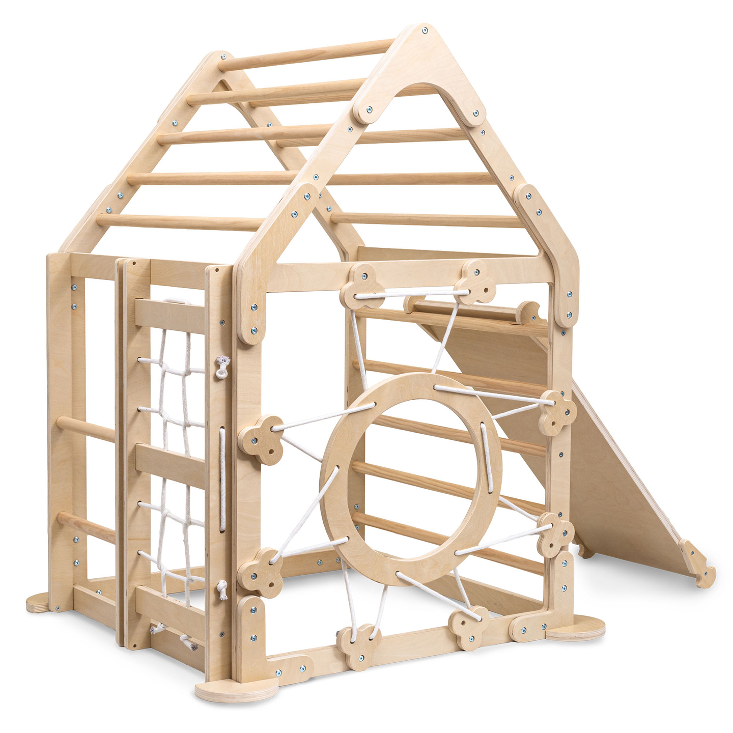 Parco giochi in legno al coperto per bambini: una casa con scale e uno scivolo