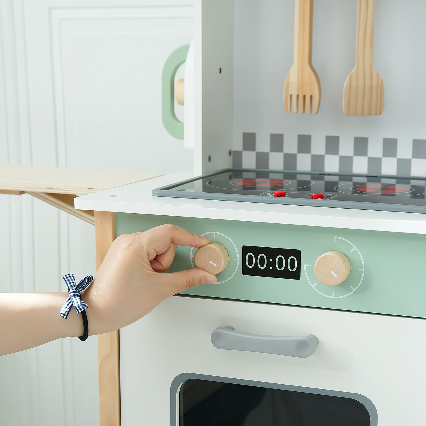 Cucina interattiva con lavatrice, lavastoviglie e lavagna